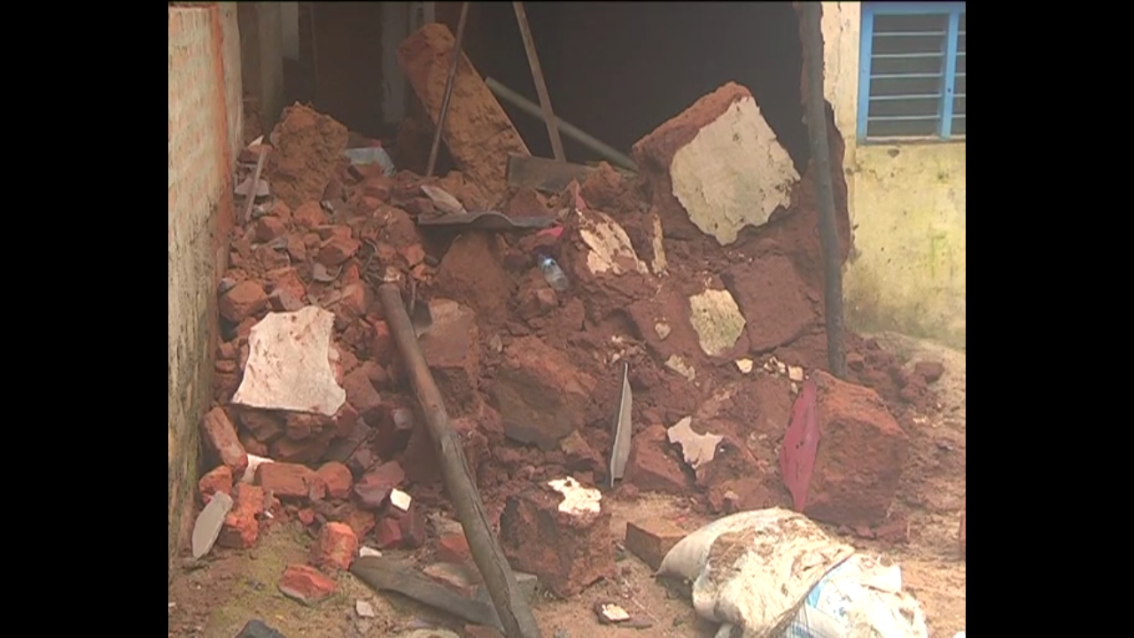 ಚಿಕ್ಕಮಗಳೂರು: ಅಲ್ಲಲ್ಲಿ ಧಾರಾಕಾರ ಮಳೆ; ಮನೆ, ಧರೆ ಕುಸಿತ