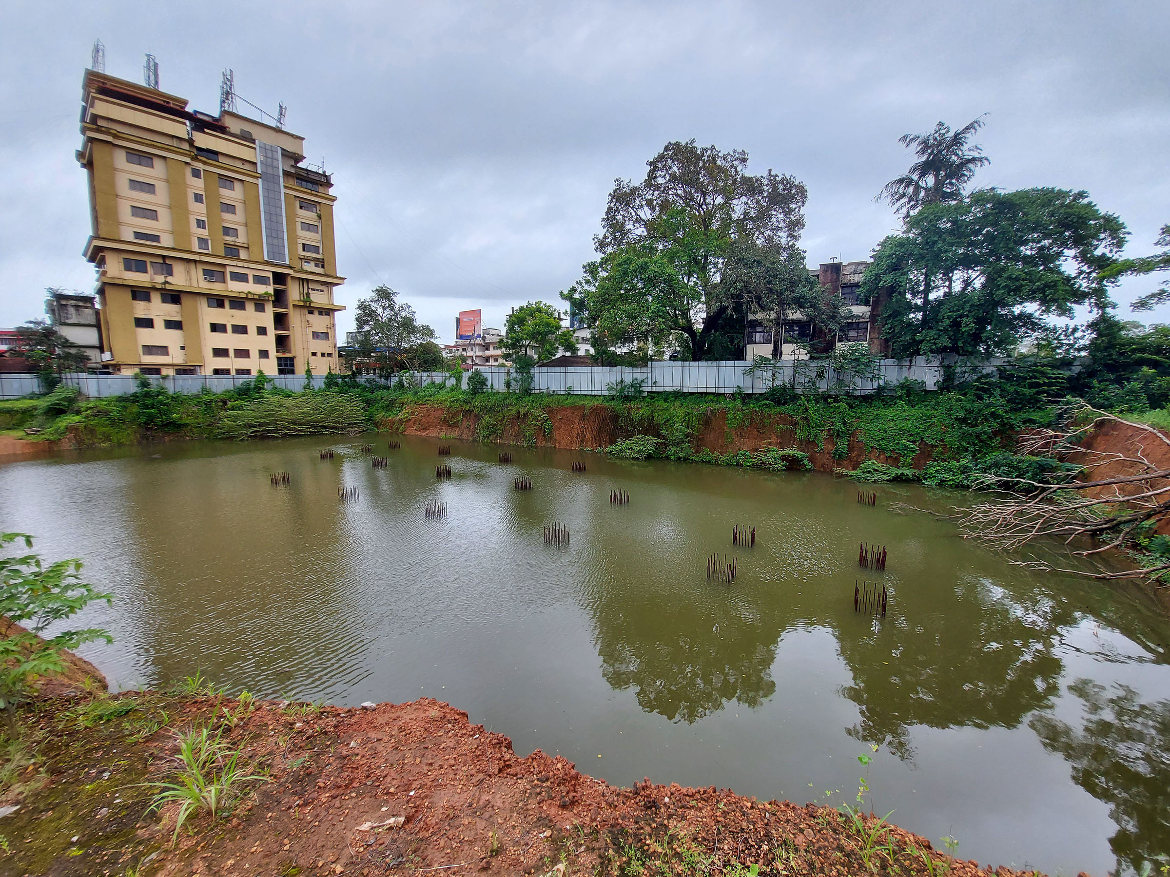 ಉಡುಪಿ ನಗರಸಭೆ ಎದುರು ಕೃತಕ ಜಲಾಶಯ: ಭೂ ಕುಸಿತದ ಭೀತಿ