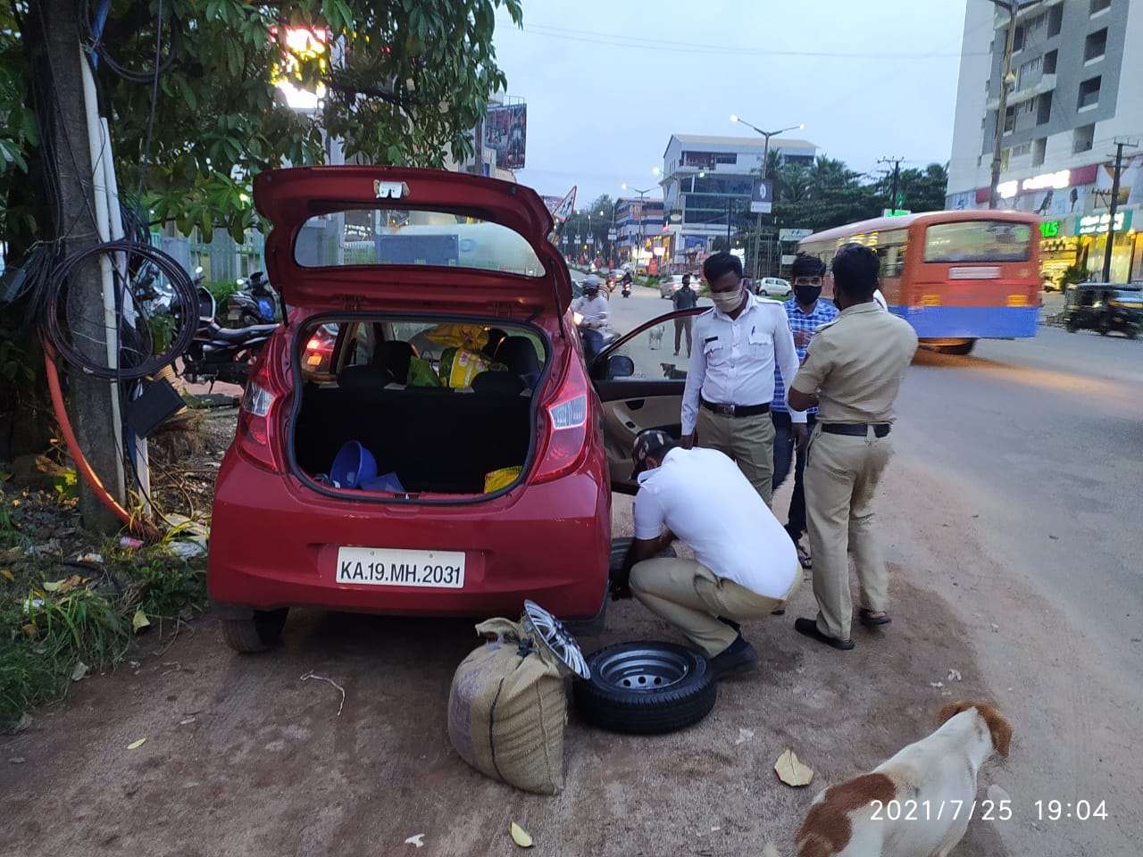 ಮಂಗಳೂರು : ಒಂಟಿ ಮಹಿಳೆಯಿದ್ದ ಕಾರಿನ ಟೈರ್ ಬದಲಿಸಿದ ಪೊಲೀಸರು