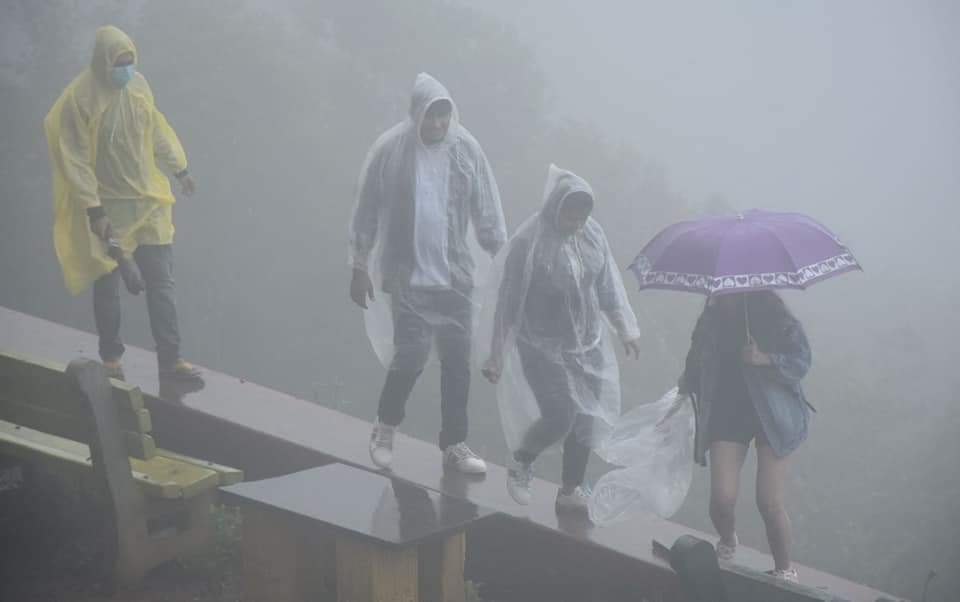 ಕೊಡಗಿನಲ್ಲಿ ಪ್ರವಾಸಿಗರ ದಂಡು: ಮುನ್ನೆಚ್ಚರಿಕೆ ಕ್ರಮಕ್ಕೆ ಸಾರ್ವಜನಿಕರ ಮನವಿ