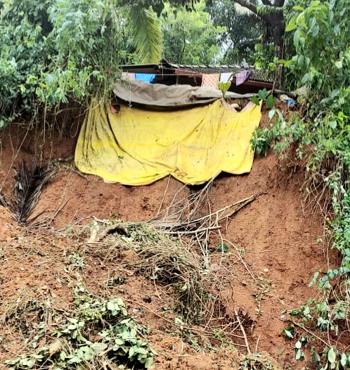 ತಾರೆಮಾರ್‌ನಲ್ಲಿ ಗುಡ್ಡ ಕುಸಿತ : ಅಪಾಯದಲ್ಲಿ ಮನೆ