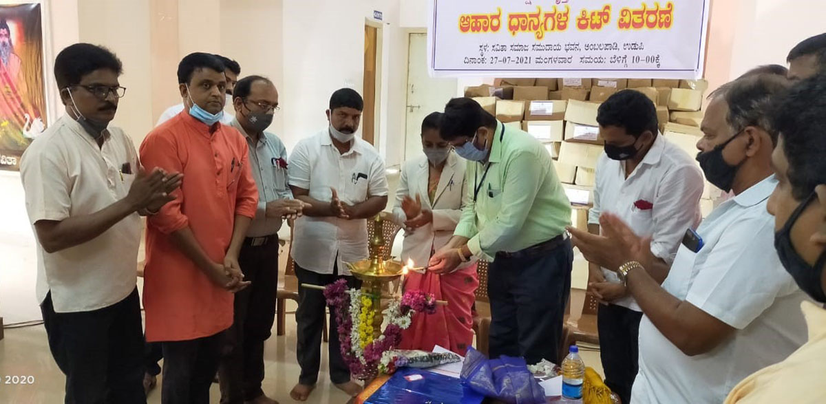 1800 ಕ್ಷೌರಿಕ ವೃತ್ತಿ ನಿರತರಿಗೆ ಆಹಾರ ಸಾಮಗ್ರಿ ಕಿಟ್ ವಿತರಣೆ