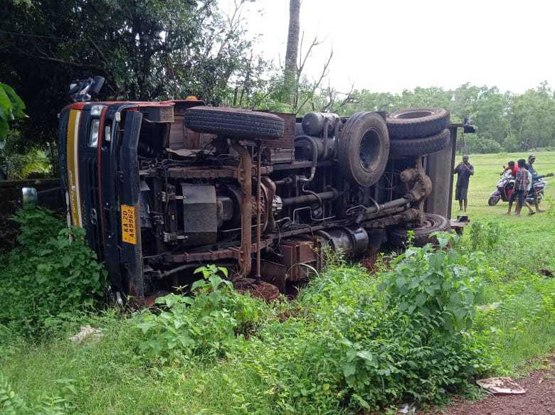 ಉಡುಪಿ ನಗರಸಭೆ ತ್ಯಾಜ್ಯ ಸಾಗಾಟದ ವಾಹನ ಪಲ್ಟಿ