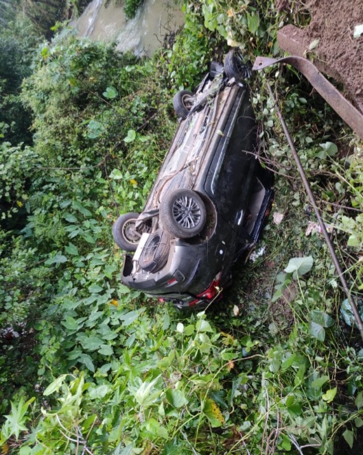 ಚಿಕ್ಕಮಗಳೂರು: ಕಂದಕಕ್ಕೆ ಉರುಳಿದ ಪ್ರವಾಸಿಗರ ಕಾರು: ಓರ್ವ ಮಹಿಳೆಗೆ ಗಂಭೀರ ಗಾಯ