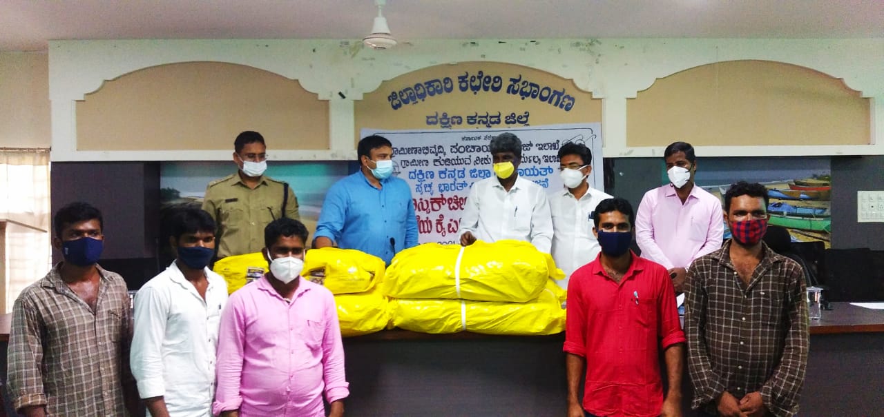 ಅಲೆಮಾರಿ ಶಿಳ್ಳೆಕ್ಯಾತ ಕುಟುಂಬಗಳಿಗೆ ಟರ್ಪಾಲ್ ವಿತರಣೆ