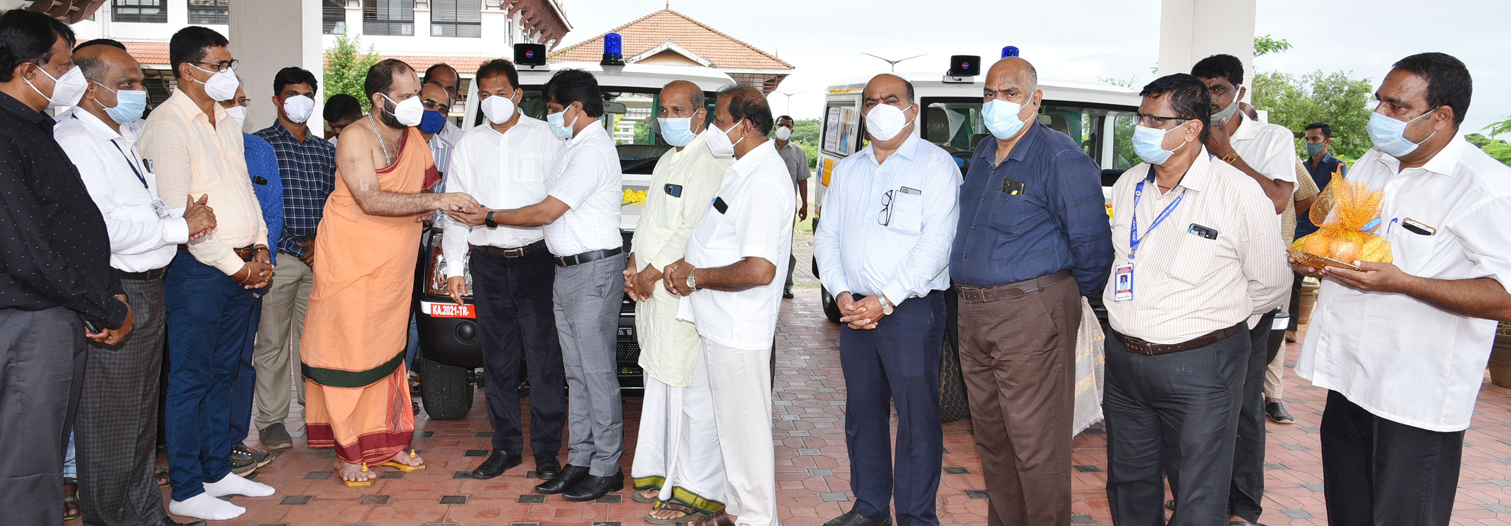 ಉಡುಪಿ ಜಿಲ್ಲಾಡಳಿತಕ್ಕೆ 2 ಆ್ಯಂಬುಲೆನ್ಸ್ ಗಳ ಹಸ್ತಾಂತರ