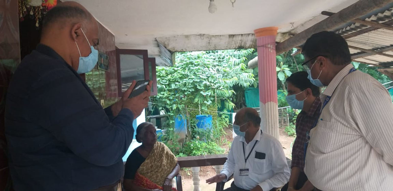 ಕೊರೋನ ಸೋಂಕಿನಿಂದ ಮೃತಪಟ್ಟ ನೌಕರನ ಮನೆಗೆ ಉಡುಪಿ ಡಿಎಚ್ಒ ಭೇಟಿ