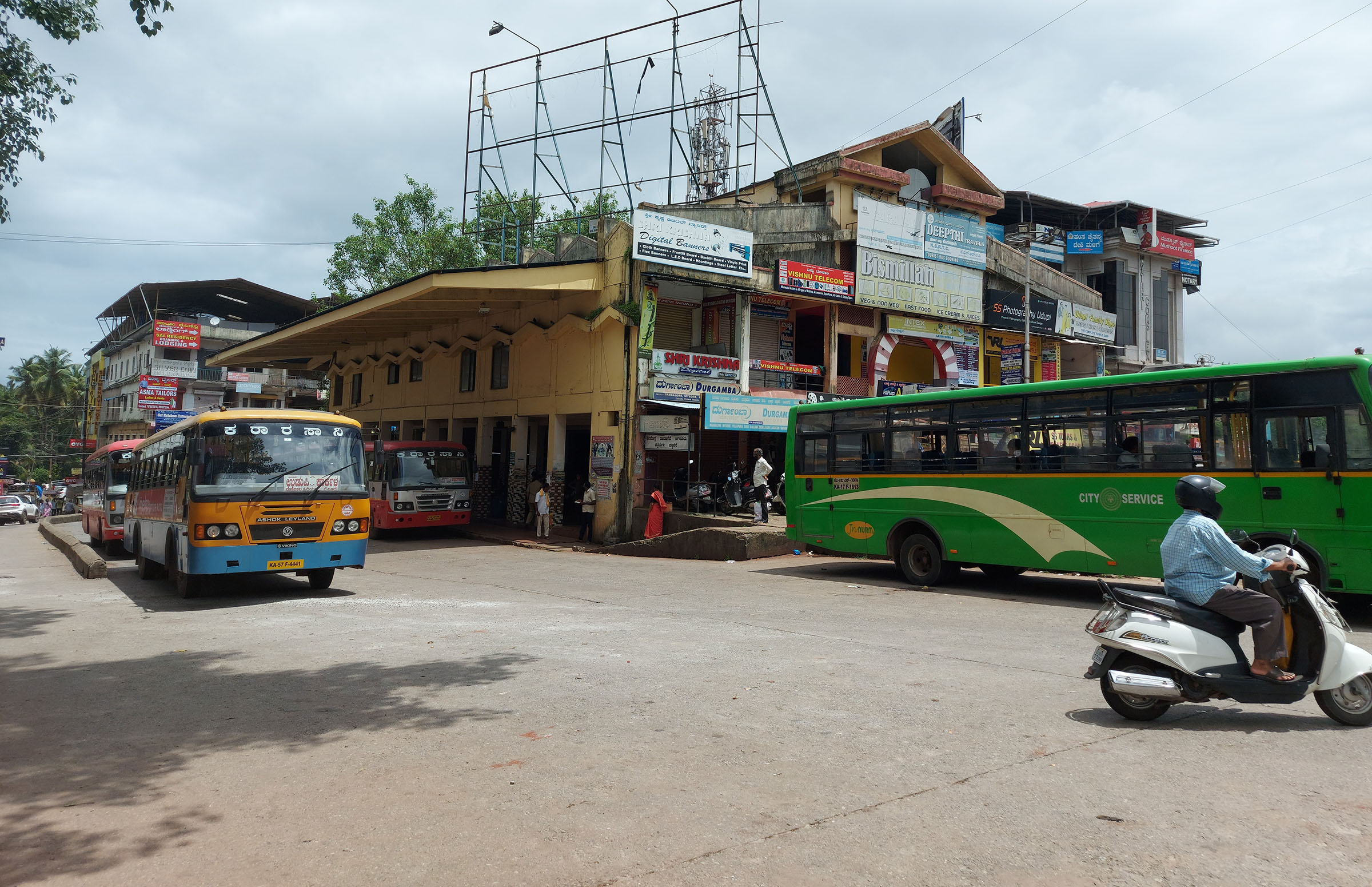 ಉಡುಪಿ: ವಾರಾಂತ್ಯ ಕರ್ಫ್ಯೂನಲ್ಲೂ ಹೆಚ್ಚಿದ ಜನ, ವಾಹನ ದಟ್ಟಣೆ