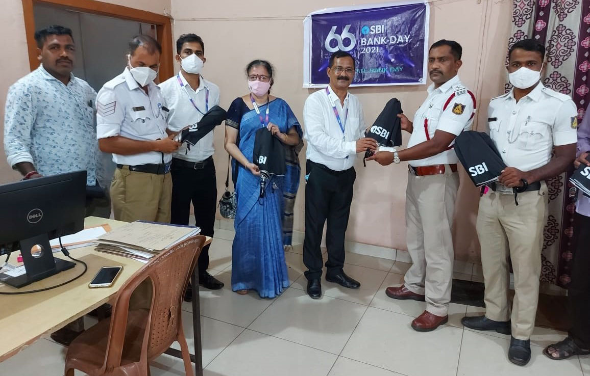 ಟ್ರಾಫಿಕ್ ಪೊಲೀಸರಿಗೆ ಛತ್ರಿ ವಿತರಣೆ