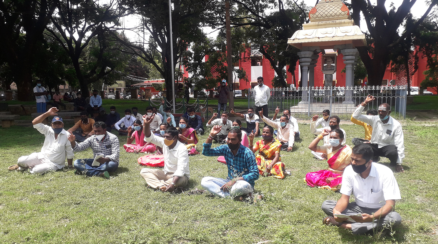 ದಲಿತ ಕಾಲನಿ ಸಂಪರ್ಕ ರಸ್ತೆಗೆ ಬೇಲಿ ನಿರ್ಮಿಸಿದ್ದಾರೆಂದು ಆರೋಪಿಸಿ ಕಾಲನಿ ನಿವಾಸಿಗಳಿಂದ ಧರಣಿ