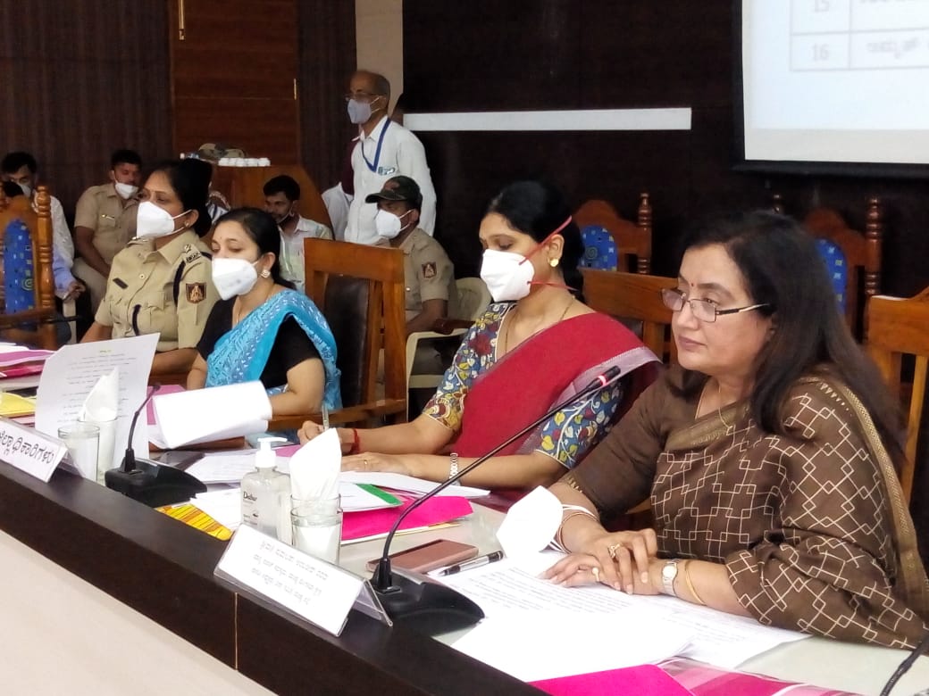 ಅಭಿವೃದ್ಧಿ ಕೆಲಸಗಳು ಕ್ಷಿಪ್ರಗತಿಯಲ್ಲಿ ಕಾರ್ಯಗತಗೊಳಿಸಿ: ಸಂಸದೆ ಸುಮಲತಾ ಸೂಚನೆ