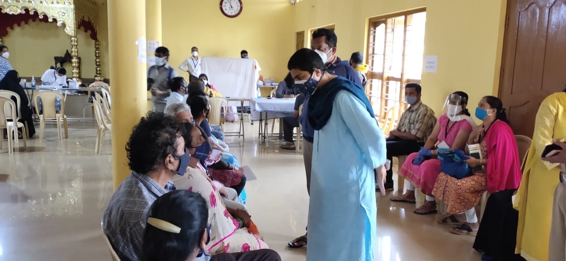 ವ್ಯಾಕ್ಸಿನ್ ಗಾಗಿ ಮಡಿಕೇರಿಯಲ್ಲಿ ಸರತಿ ಸಾಲು: ಜಿಲ್ಲಾಧಿಕಾರಿ ಭೇಟಿ