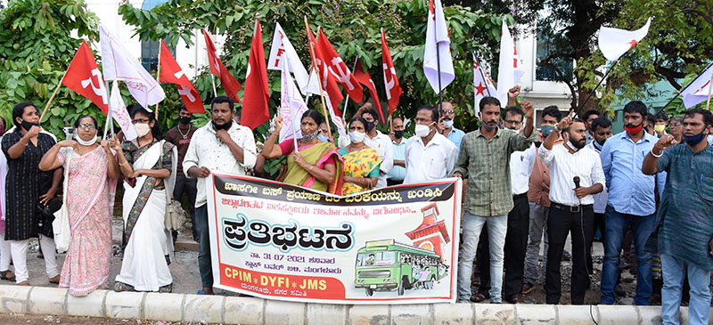 ಮಂಗಳೂರು: ಖಾಸಗಿ ಬಸ್ ಪ್ರಯಾಣ ದರ ಏರಿಕೆ ವಿರೋಧಿಸಿ ಪ್ರತಿಭಟನೆ