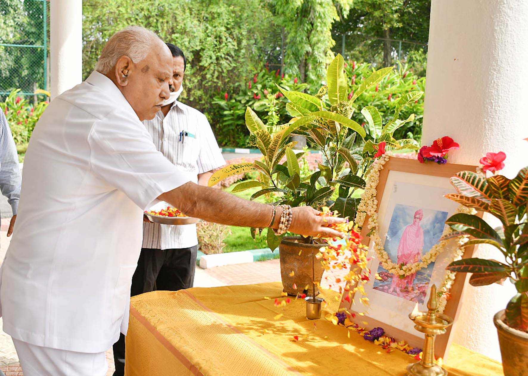 ಬೆಂಗಳೂರು: ಸ್ವಾಮಿ ವಿವೇಕಾನಂದರಿಗೆ ಯಡಿಯೂರಪ್ಪ ಪುಷ್ಪನಮನ