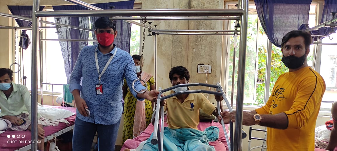 ಟೀಮ್ ಬಿ-ಹ್ಯೂಮನ್‌ನಿಂದ ವೆನ್ಲಾಕ್ ಆಸ್ಪತ್ರೆಯ ರೋಗಿಗಳಿಗೆ ಸ್ಟೀಲ್ ಸ್ಟಾಂಡ್, ವಾಕರ್‌ ವಿತರಣೆ