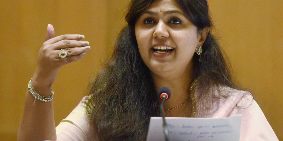 ಪಂಕಜಾ ಮುಂಢೆ ರಾಜಕೀಯ ಜೀವನ ಮುಗಿಸಲು ಬಿಜೆಪಿ ಯೋಜನೆ: ಶಿವಸೇನೆ ಆರೋಪ