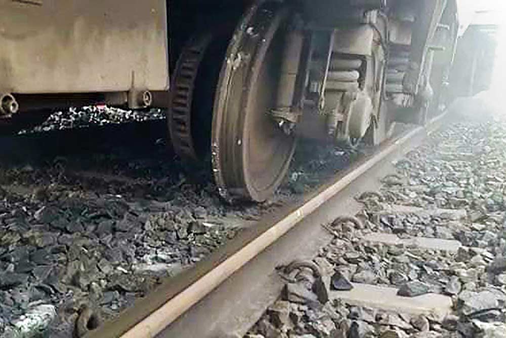 ಮಧ್ಯಪ್ರದೇಶ:ಸೇತುವೆಯಿಂದ ಕೆಳಗೆ ಬಿದ್ದ ಗೂಡ್ಸ್ ರೈಲು