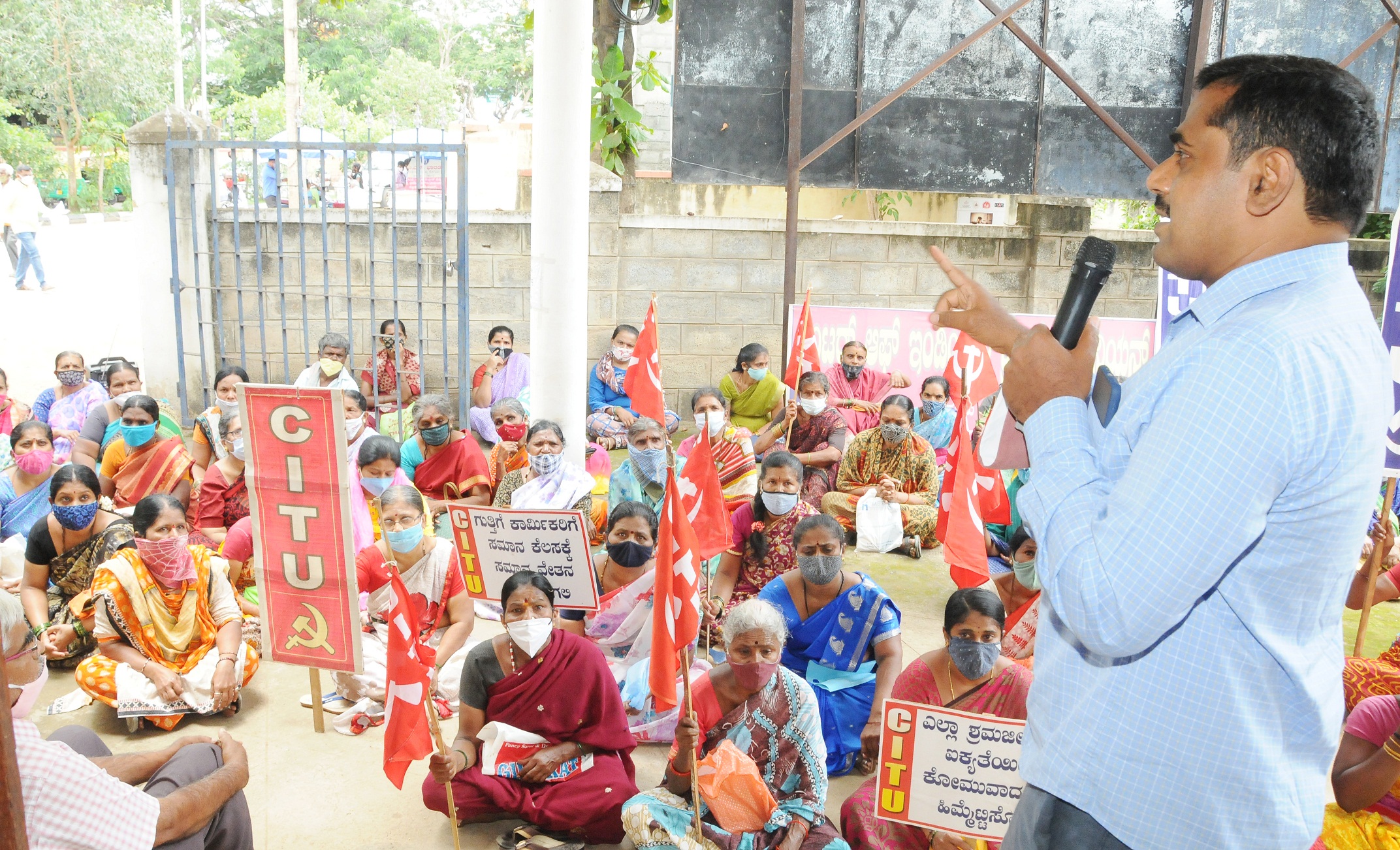 ತುಮಕೂರು: ಕಾರ್ಮಿಕರಿಗೆ ಕೋವಿಡ್ ಪರಿಹಾರ, ಎಸ್ಮಾಹಿಂಪಡೆಯಲು ಸಿಐಟಿಯು ಒತ್ತಾಯ