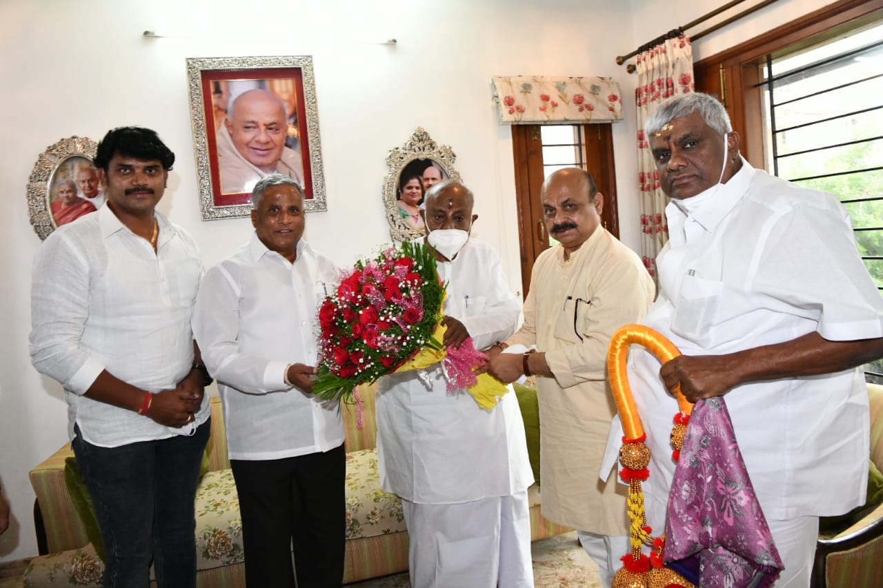 ಎಚ್.ಡಿ. ದೇವೇಗೌಡರನ್ನು ಭೇಟಿಯಾದ ಸಿಎಂ ಬಸವರಾಜ ಬೊಮ್ಮಾಯಿ