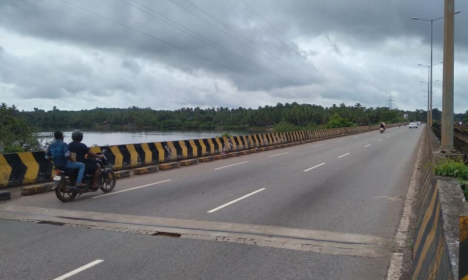 ಸೇತುವೆಗಳಿಗೆ ತಂತಿಜಾಲದ ಬೇಲಿ ಅಳವಡಿಸಲು ಆಗ್ರಹ
