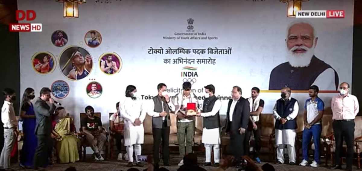 ಒಲಿಂಪಿಕ್ಸ್ ಪದಕ ವಿಜೇತರ ಸನ್ಮಾನ ಕಾರ್ಯಕ್ರಮದಲ್ಲಿ ರಾರಾಜಿಸಿದ್ದು ಪ್ರಧಾನಿ ಮೋದಿ ಚಿತ್ರ, ವಿಜೇತರದ್ದಲ್ಲ !