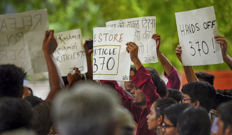 370ನೇ ವಿಧಿ ರದ್ದತಿ ಪ್ರಶ್ನಿಸಿ ಲಡಾಖ್‍ನ ಇಬ್ಬರು ರಾಜಕಾರಣಿಗಳು, ಪತ್ರಕರ್ತನಿಂದ ಸುಪ್ರೀಂ ಕೋರ್ಟ್ ಗೆ ಮೊರೆ