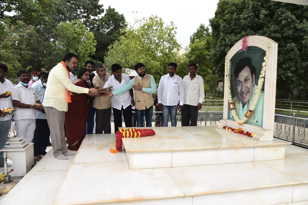 ಡಾ.ರಾಜಕುಮಾರ್ ಮತ್ತು ಅಂಬರೀಶ್ ಅವರ ಸಮಾಧಿ ಸ್ಥಳಕ್ಕೆ ಭೇಟಿ ನೀಡಿ ಪುಷ್ಪ ನಮನ ಸಲ್ಲಿಸಿದ ಸಚಿವ ಸುನಿಲ್ ಕುಮಾರ್