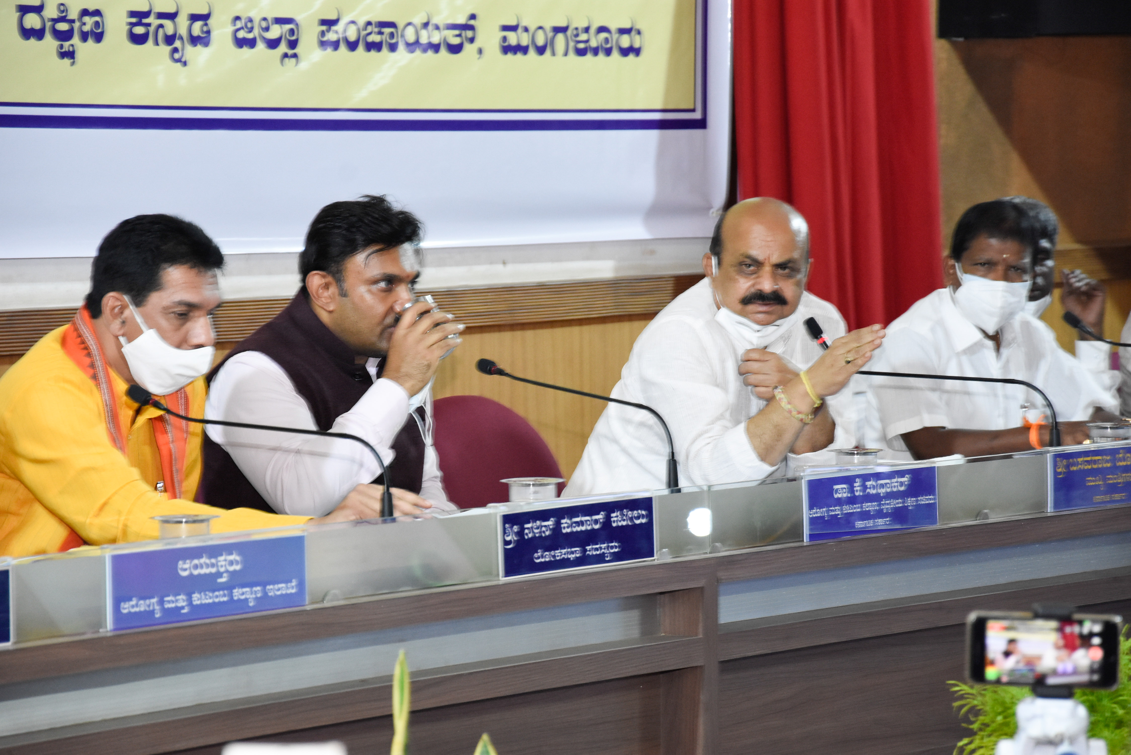 ಮಂಗಳೂರು : ಮನೆಯಲ್ಲಿರುವ ಕೋವಿಡ್ ಸೋಂಕಿತರನ್ನು ಕೇರ್ ಸೆಂಟರ್‌ಗೆ ಸ್ಥಳಾಂತರ ಮಾಡಲು ಸಿಎಂ ಸೂಚನೆ