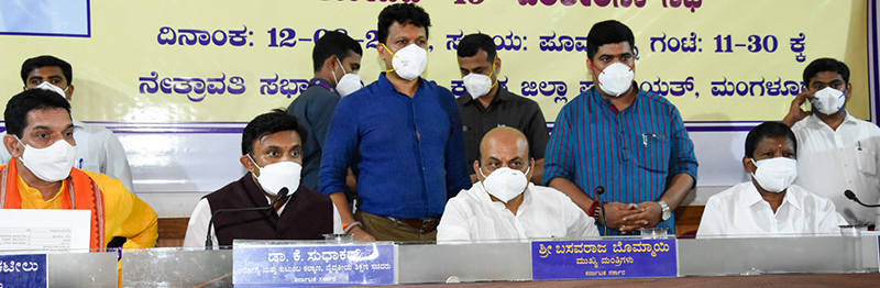 ಮಂಗಳೂರು; ಆರೋಗ್ಯ ಕಾರ್ಯಕರ್ತರಿಗೆ ಮಾಸ್ಕ್, ಗ್ಲೌಸ್ ಕೊರತೆ: ಅಧಿಕಾರಿಗಳಿಗೆ ಸಿಎಂ ತರಾಟೆ