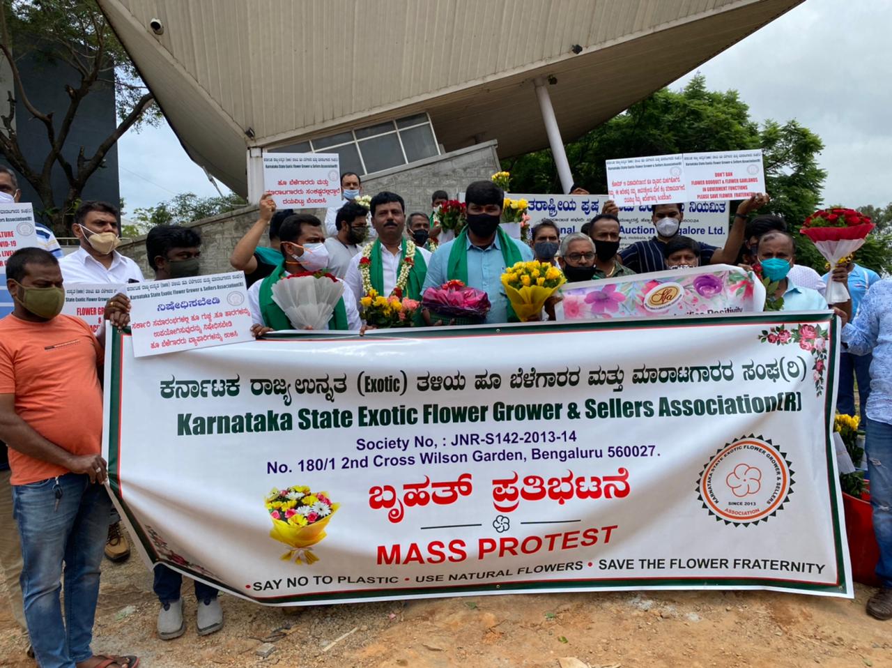 ಸರಕಾರಿ ಕಾರ್ಯಕ್ರಮಗಳಲ್ಲಿ ಹೂಗುಚ್ಛ, ಹಾರ, ಹಣ್ಣಿನ ಬುಟ್ಟಿ ನಿಷೇದ ಹಿಂತೆಗೆದುಕೊಳ್ಳುವಂತೆ ಒತ್ತಾಯಿಸಿ ಪ್ರತಿಭಟನೆ