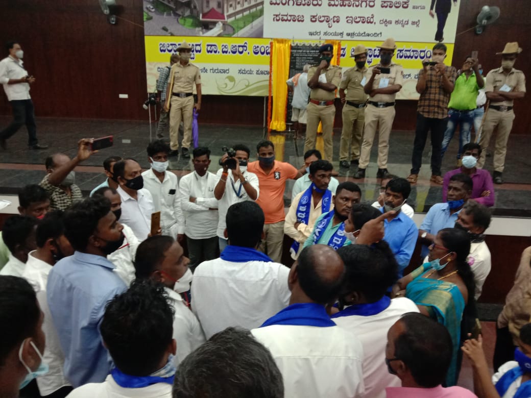 ಕಾಟಾಚಾರಕ್ಕೆ ಅಂಬೇಡ್ಕರ್ ಭವನ ಉದ್ಘಾಟನಾ ಕಾರ್ಯಕ್ರಮ: ಆರೋಪ