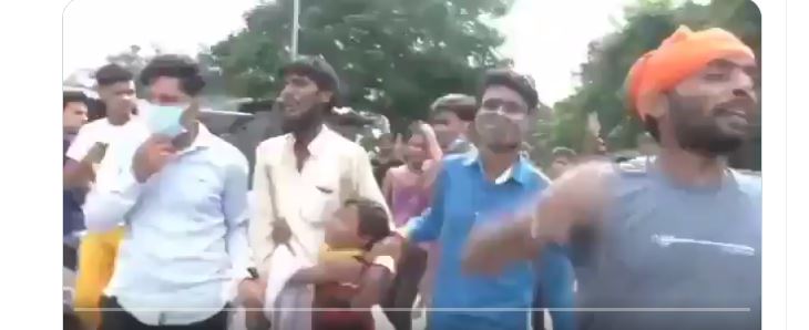 ಮಗಳು ಅಳುತ್ತಿರುವಂತೆಯೇ ವ್ಯಕ್ತಿಯ ಮೇಲೆ ಹಲ್ಲೆಗೈದು ʼಜೈ ಶ್ರೀರಾಂʼ ಹೇಳಿಸಿದ ದುಷ್ಕರ್ಮಿಗಳು