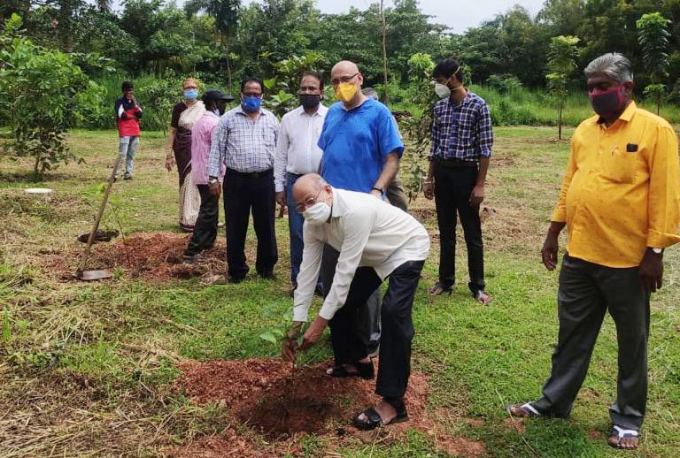 ಉಡುಪಿ: ಗಿಡ ನೆಟ್ಟು ಹಾಜಿ ಅಬ್ದುಲ್ಲಾ ಸಾಹೇಬರ ಸ್ಮರಣೆ