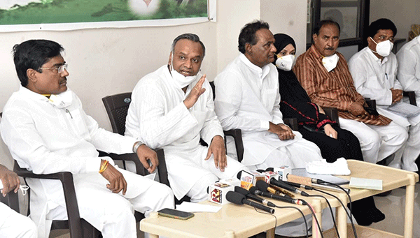 ವಾಜಪೇಯಿ ಮದ್ಯಪಾನ ಮಾಡುತ್ತಿದ್ದರು, ಹಾಗಾದರೆ ಬಾರ್ ಗಳಿಗೆ ಅವರ ಹೆಸರು ಇಡಬೇಕಾ?: ಪ್ರಿಯಾಂಕ್ ಖರ್ಗೆ