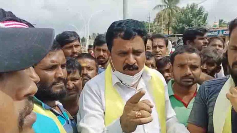 ಶಿಕಾರಿಪುರದಲ್ಲಿ ಸಂಗೊಳ್ಳಿ ರಾಯಣ್ಣನ ಪುತ್ಥಳಿ ತೆರವು: ಅಭಿಮಾನಿಗಳಿಂದ ಪ್ರತಿಭಟನೆ