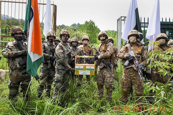ಜಮ್ಮು-ಕಾಶ್ಮೀರ ಗಡಿ ನಿಯಂತ್ರಣ ರೇಖೆಯಲ್ಲಿ ಪರಸ್ಪರ ಸಿಹಿ ವಿನಿಮಯ ಮಾಡಿಕೊಂಡ ಭಾರತ-ಪಾಕಿಸ್ತಾನ ಸೇನಾ ಸಿಬ್ಬಂದಿ