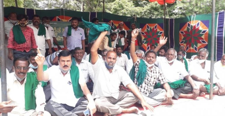 ಮೈಸೂರು: ಕಬ್ಬು ಬೆಳೆಗಾರರ ವಿವಿಧ ಬೇಡಿಕೆಗಳನ್ನು ಈಡೇರಿಸುವಂತೆ ಒತ್ತಾಯಿಸಿ ರೈತರ ಪ್ರತಿಭಟನೆ