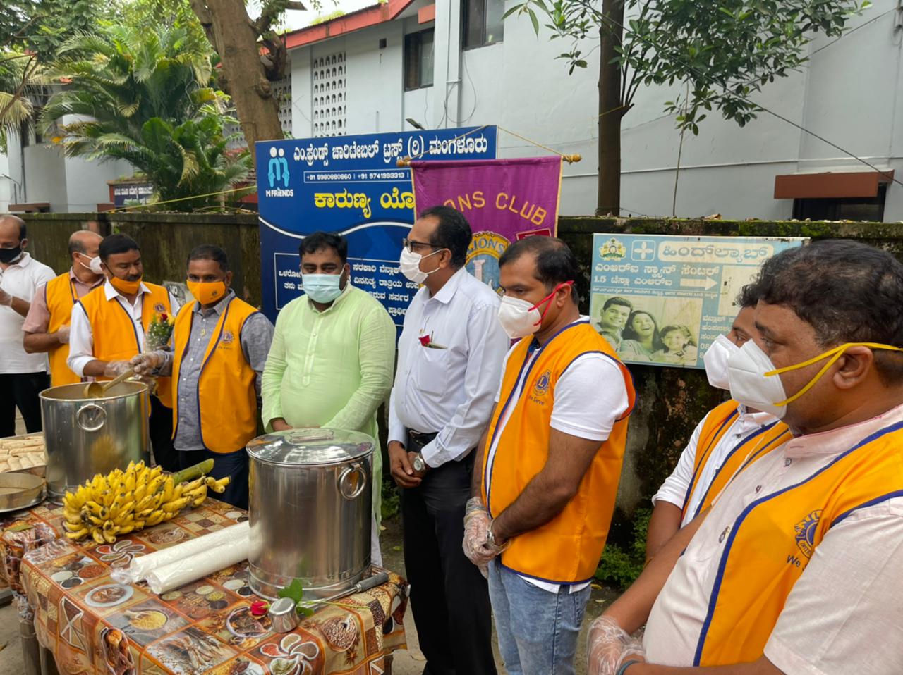 ವಿಟ್ಲ ಲಯನ್ಸ್ ಕ್ಲಬ್ ವತಿಯಿಂದ ವೆನ್ಲಾಕ್, ಲೇಡಿಗೋಶನ್ ಆಸ್ಪತ್ರೆಯ ರೋಗಿಗಳ ಸಹಾಯಕರಿಗೆ ರಾತ್ರಿಯ ಭೋಜನ