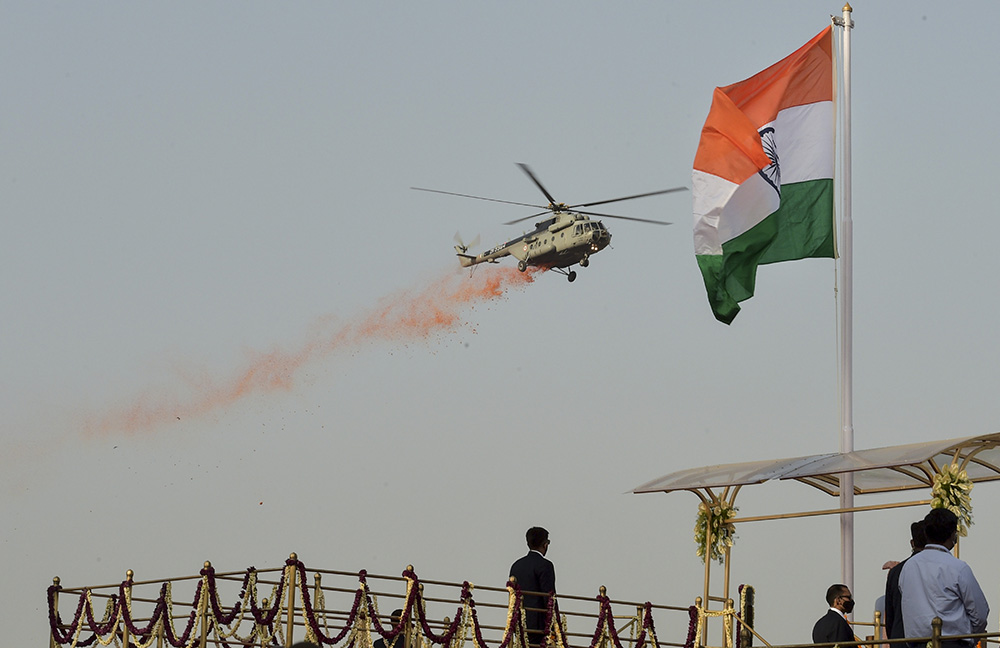 ಕೆಂಪು ಕೋಟೆಯಲ್ಲಿ ಧ್ವಜಾರೋಹಣದ ಬಳಿಕ ಹೂಮಳೆಗೆರೆದ ಐಎಎಫ್ ಹೆಲಿಕಾಪ್ಟರ್ ಗಳು
