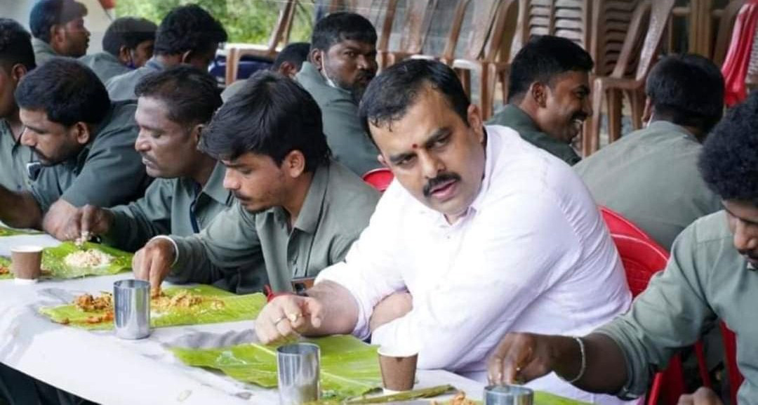 ಕಾರ್ಕಳ ತಾಲೂಕಿನ ಲೈನ್ ಮ್ಯಾನ್ ಗಳೊಂದಿಗೆ ಇಂಧನ ಸಚಿವ ಸುನೀಲ್ ಕುಮಾರ್ ಸಹಭೋಜನ