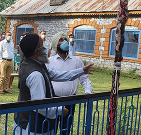 ಜಮ್ಮು-ಕಾಶ್ಮೀರ: ಹತ ಉಗ್ರ ಬುರ್ಹಾನ್ ವಾನಿಯ ತಂದೆಯಿಂದ ರಾಷ್ಟ್ರಧ್ವಜಾರೋಹಣ