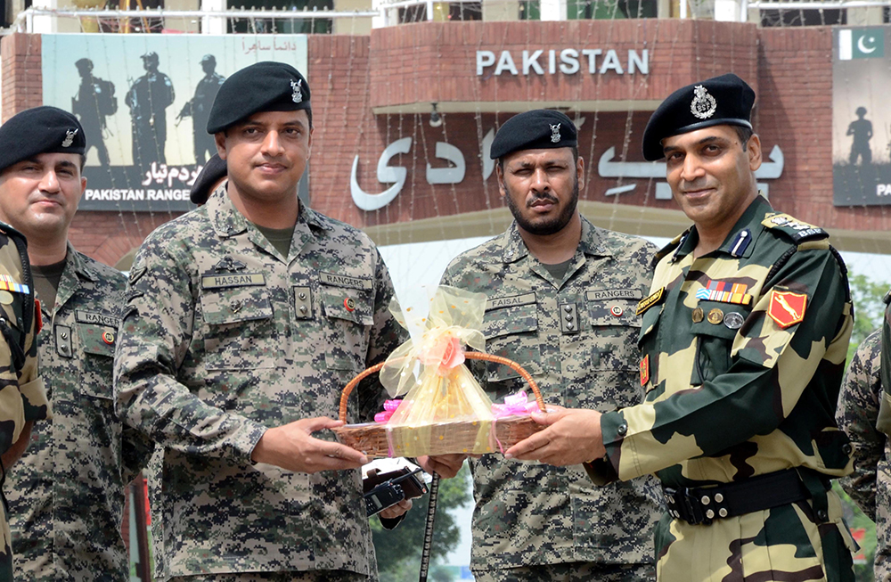 ಸ್ವಾತಂತ್ರ್ಯ ದಿನಾಚರಣೆ: ಭಾರತ-ಪಾಕ್ ಗಡಿಯಲ್ಲಿ ಸಿಹಿ ವಿನಿಮಯ