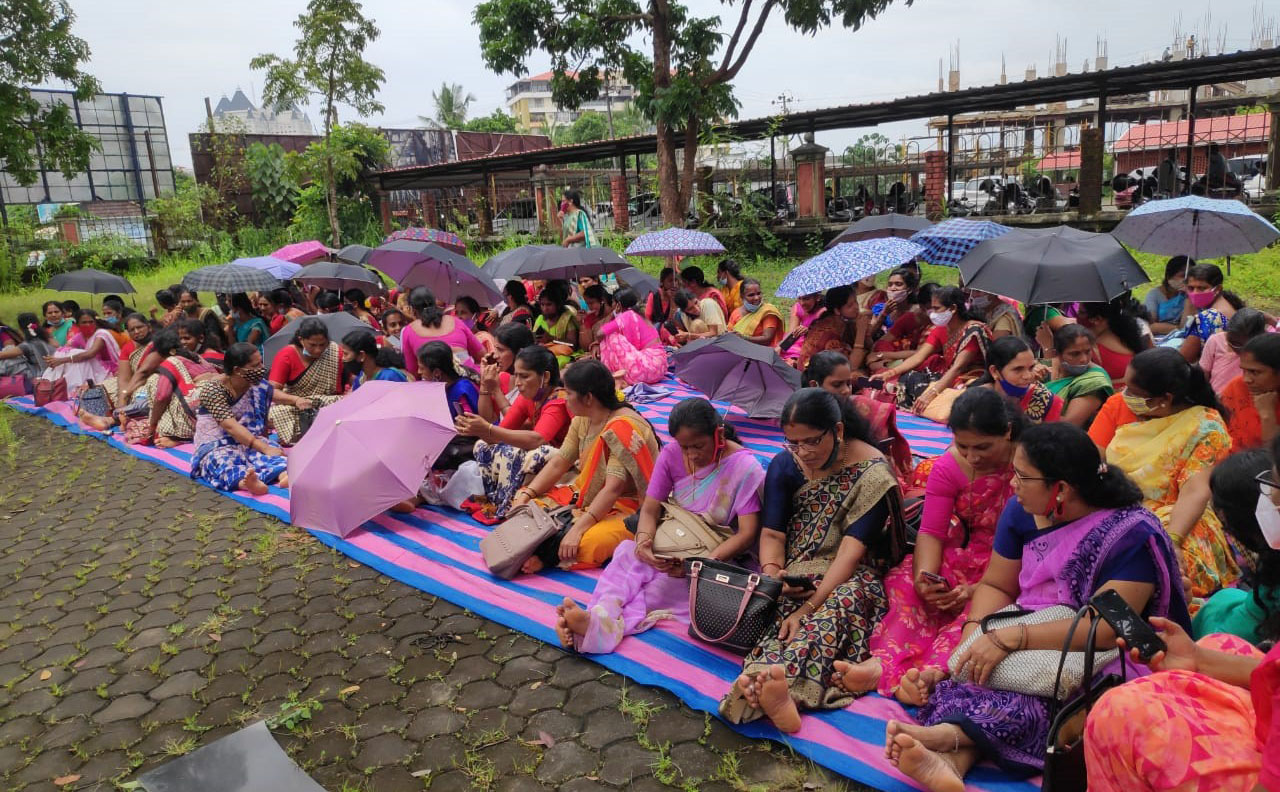 ಅಂಗನವಾಡಿ ನೌಕರರ ಧರಣಿ ಎರಡನೇ ದಿನವೂ ಮುಂದುವರಿಕೆ