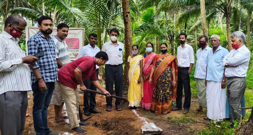 ಕೆಮ್ಮಣ್ಣು: ಎರೆಹುಳ ತೊಟ್ಟಿ ನಿರ್ಮಾಣ ಕಾರ್ಯಕ್ಕೆ ಚಾಲನೆ