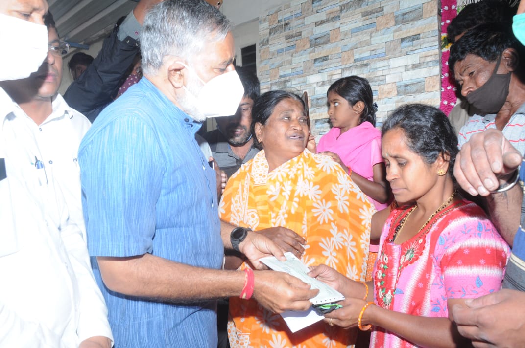 ತುಮಕೂರು: ವಿದ್ಯುತ್ ಸ್ಪರ್ಶಿಸಿ ಮೃತಪಟ್ಟ ವಿದ್ಯಾರ್ಥಿ ಕುಟುಂಬಕ್ಕೆ 1 ಲಕ್ಷ ರೂ.ಪರಿಹಾರ ನೀಡಿದ ಸಚಿವ ಬಿ.ಸಿ.ನಾಗೇಶ್