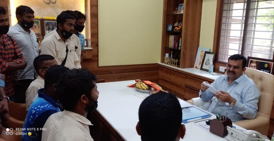 ಮೆಸ್ಕಾಂ ಮಾಪಕ ಓದುಗರನ್ನು ಖಾಯಂಗೊಳಿಸುವಂತೆ ಆಗ್ರಹಿಸಿ ಮನವಿ