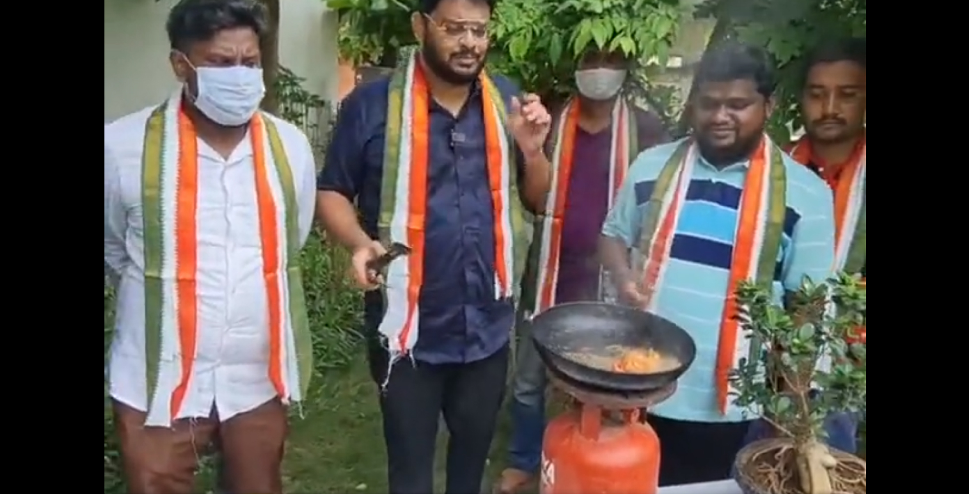 ರಾಹುಲ್ ಗಾಂಧಿ ವಿರುದ್ಧ ಕ್ರಮ ಪ್ರತಿಭಟಿಸಿ ಕಾಂಗ್ರೆಸಿಗರಿಂದ ‘ಟ್ವಿಟರ್ ಹಕ್ಕಿ’ಯ ಫ್ರೈ