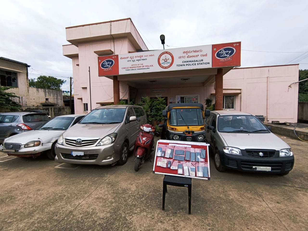 ಹನಿಟ್ರ್ಯಾಪ್ ಪ್ರಕರಣ: 13 ಆರೋಪಿಗಳು ಸೇರಿ 3 ಕಾರು, ದ್ವಿಚಕ್ರ ವಾಹನ, ನಗದು ವಶಕ್ಕೆ