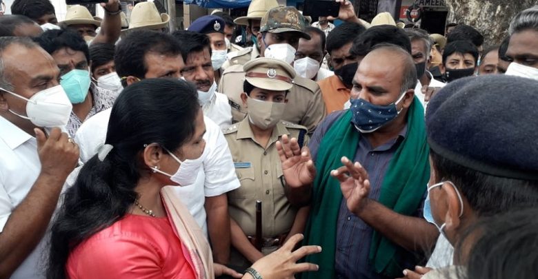 ಮೈಸೂರು: ಕೇಂದ್ರ ಸಚಿವೆ ಶೋಭಾ ಕರಂದ್ಲಾಜೆಗೆ ರೈತರ ಪ್ರತಿಭಟನೆಯ ಬಿಸಿ