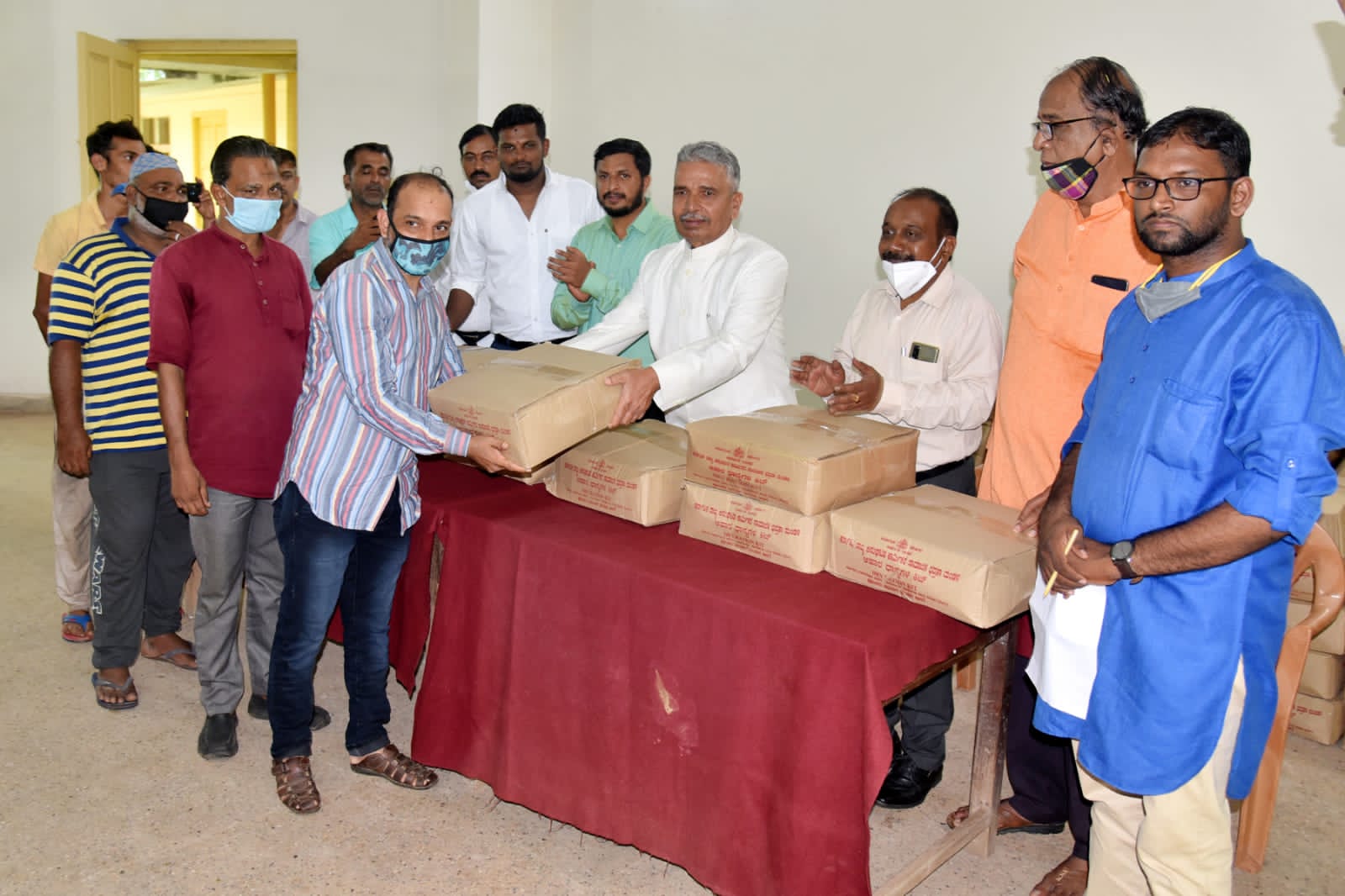 ಎಪಿಎಂಸಿಯ ಅಸಂಘಟಿತ ಕಾರ್ಮಿಕರಿಗೆ ಕಿಟ್ ವಿತರಣೆ